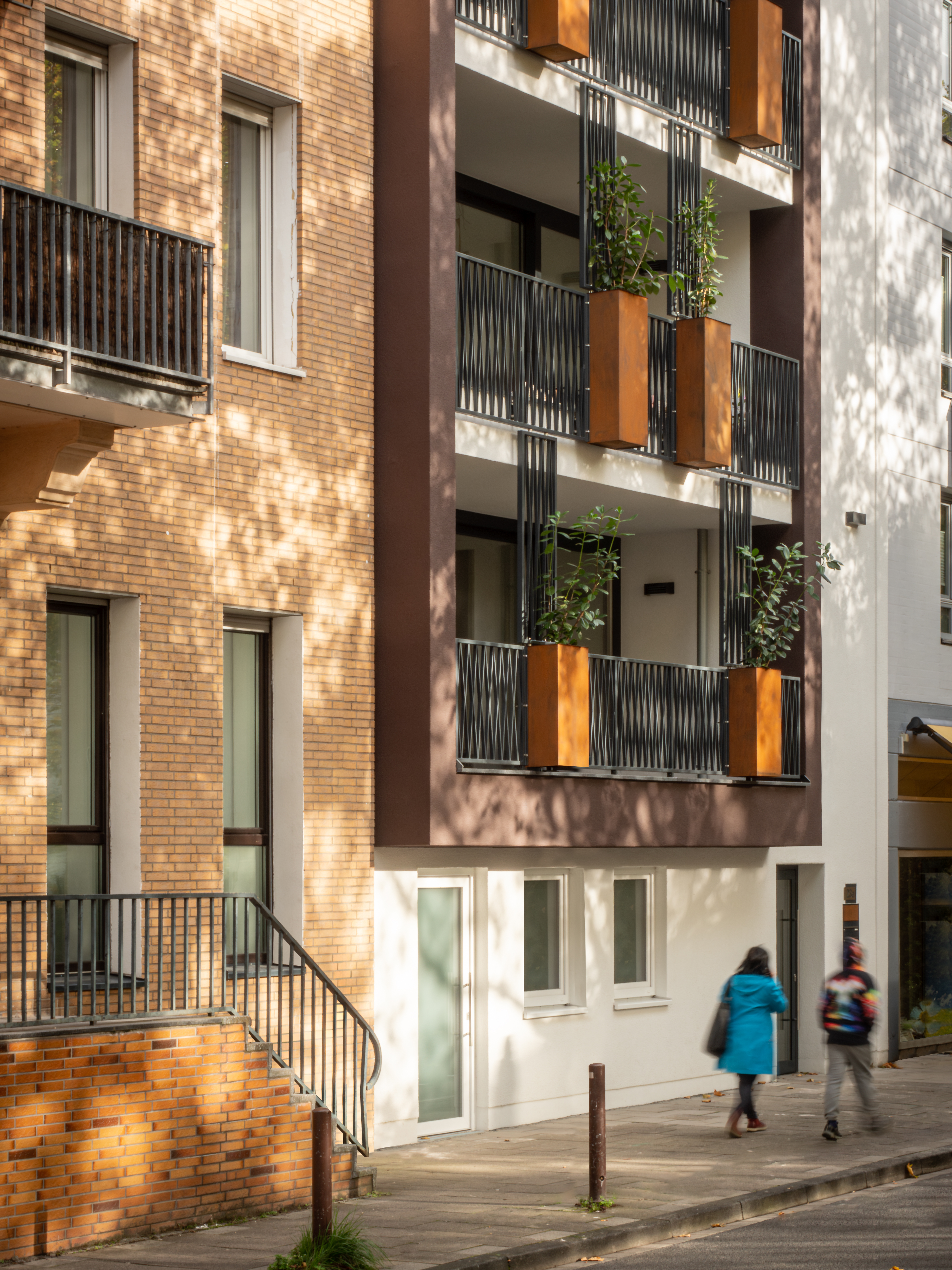 Die Fassade zur Straße mit ihren Loggien - Neubau eines Mehrfamilienhauses in Siegburg.