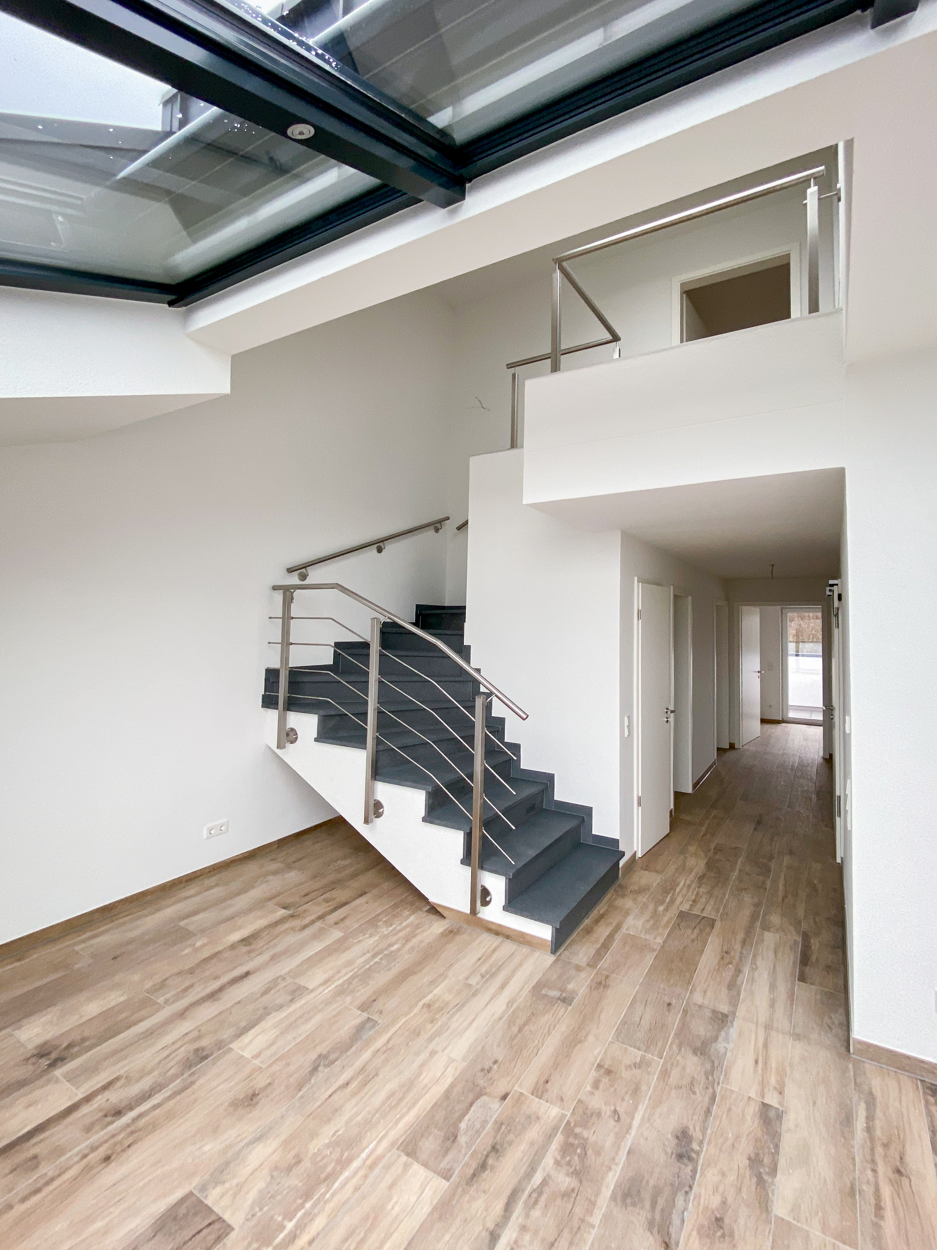 Der Treppenaufgang in der Dachgeschosswohnung - Neubau eines Mehrfamilienhauses in der Kaiserstraße in Siegburg.