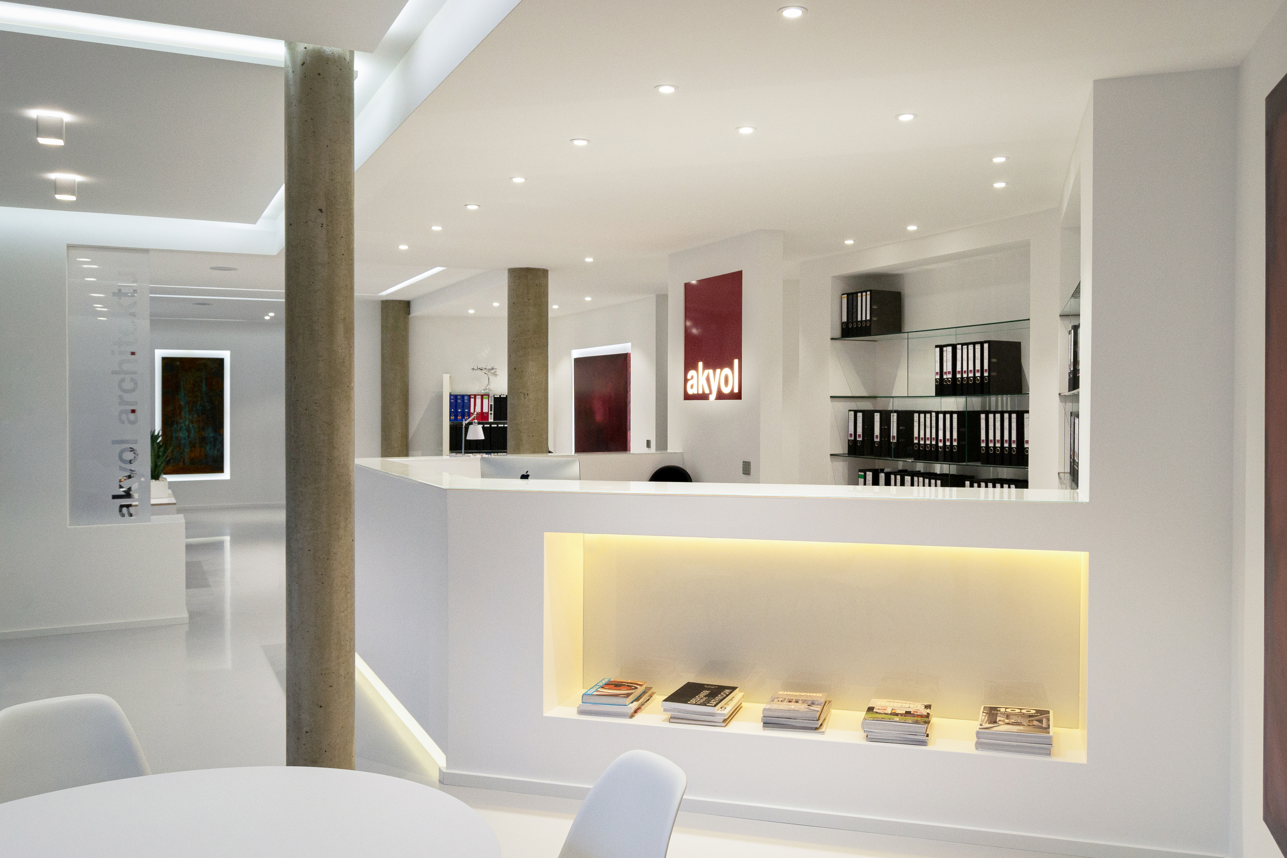 Runder Tisch am Empfang - Umbau der Büroräume in Köln-Lindenthal.
