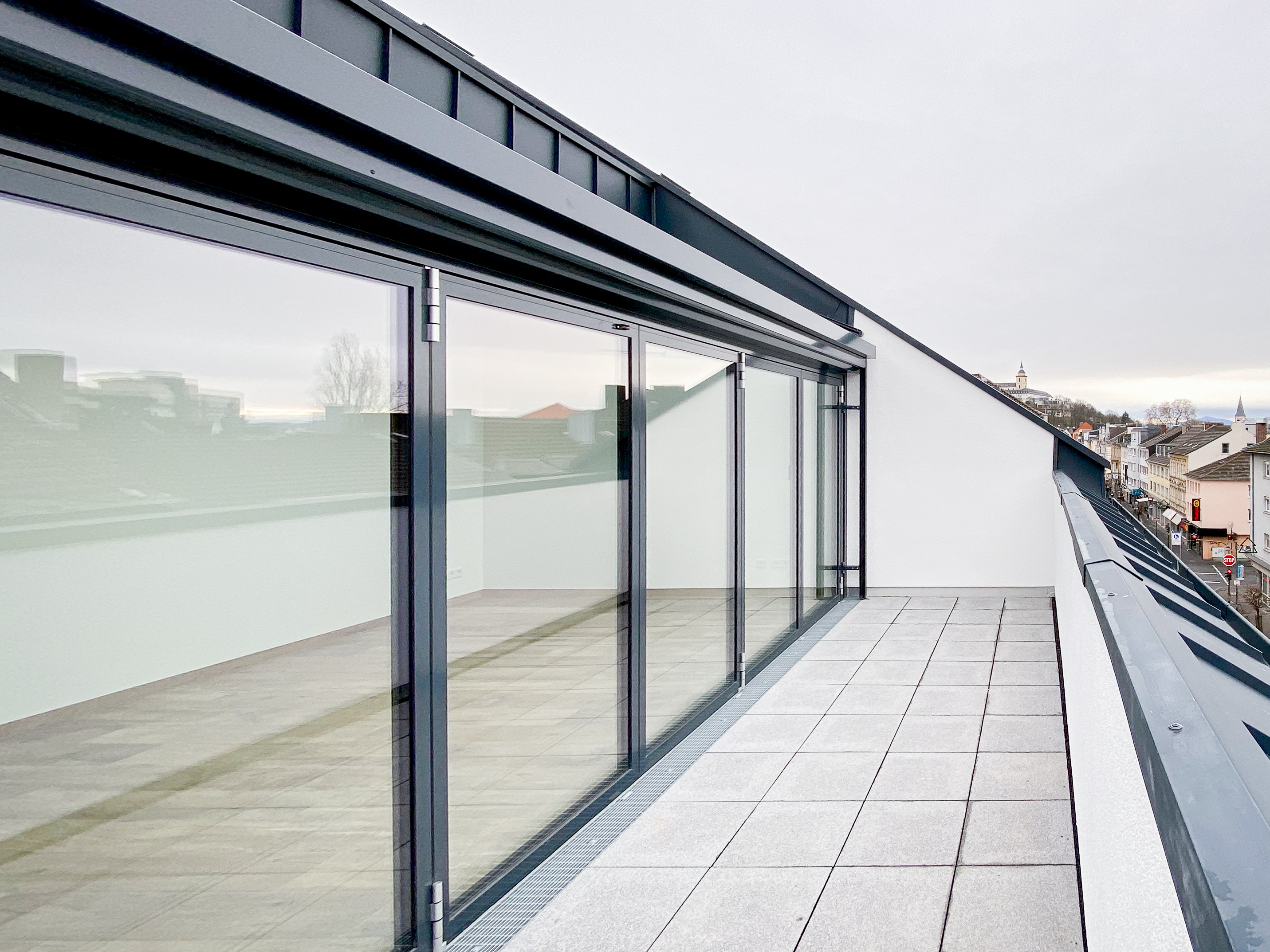 Die großzügige Dachterrasse mit Blick auf den Michaelsberg - Neubau eines Mehrfamilienhauses in der Kaiserstraße in Siegburg.