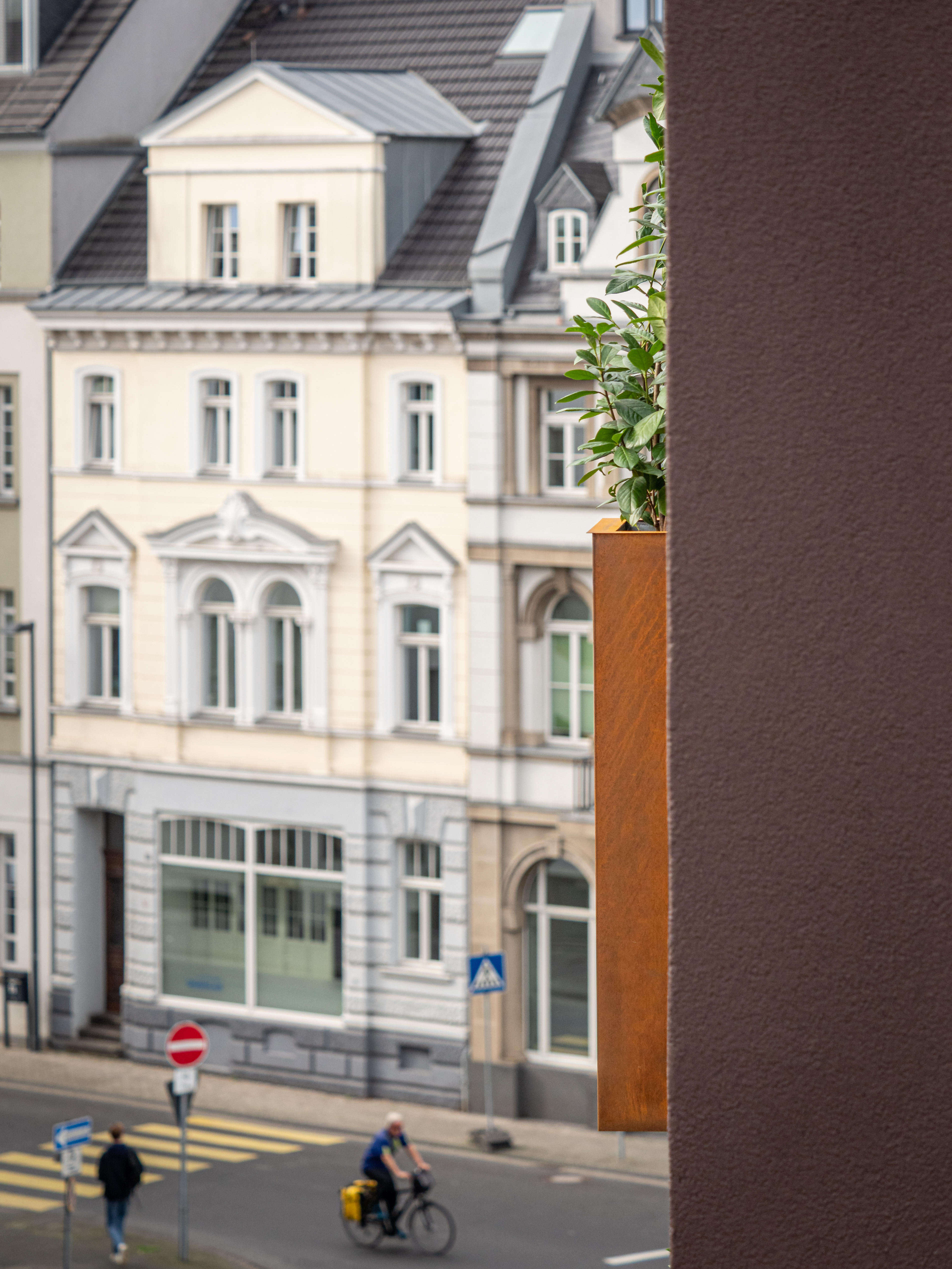 Ein Pflanzenkübel aus Cortenstahl - Neubau eines Mehrfamilienhauses in Siegburg.