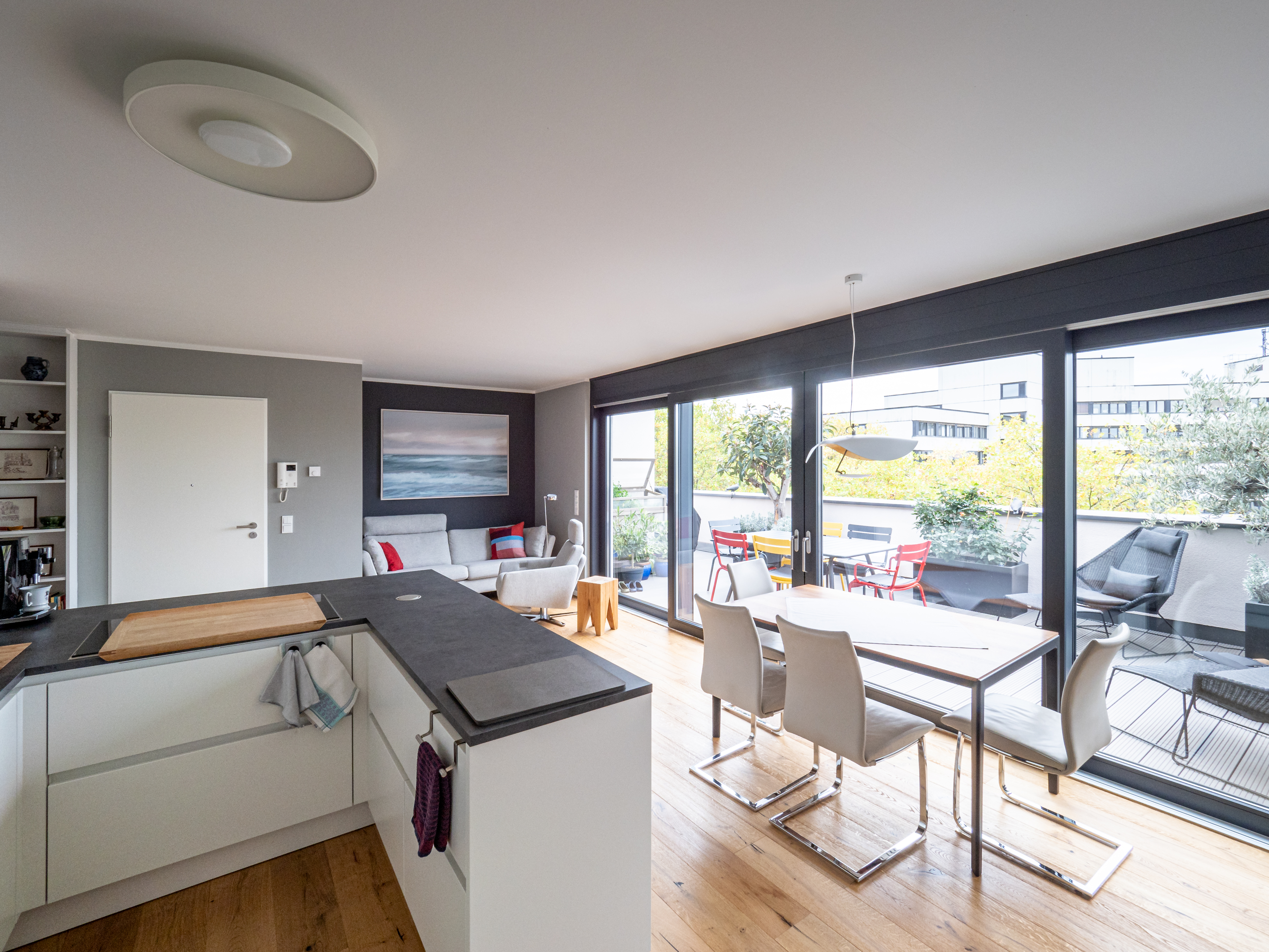 Der großzügige und offen gestaltete Wohn-, Koch- und Essbereich zur Dachterrasse hin - Neubau eines Mehrfamilienhauses in Siegburg.