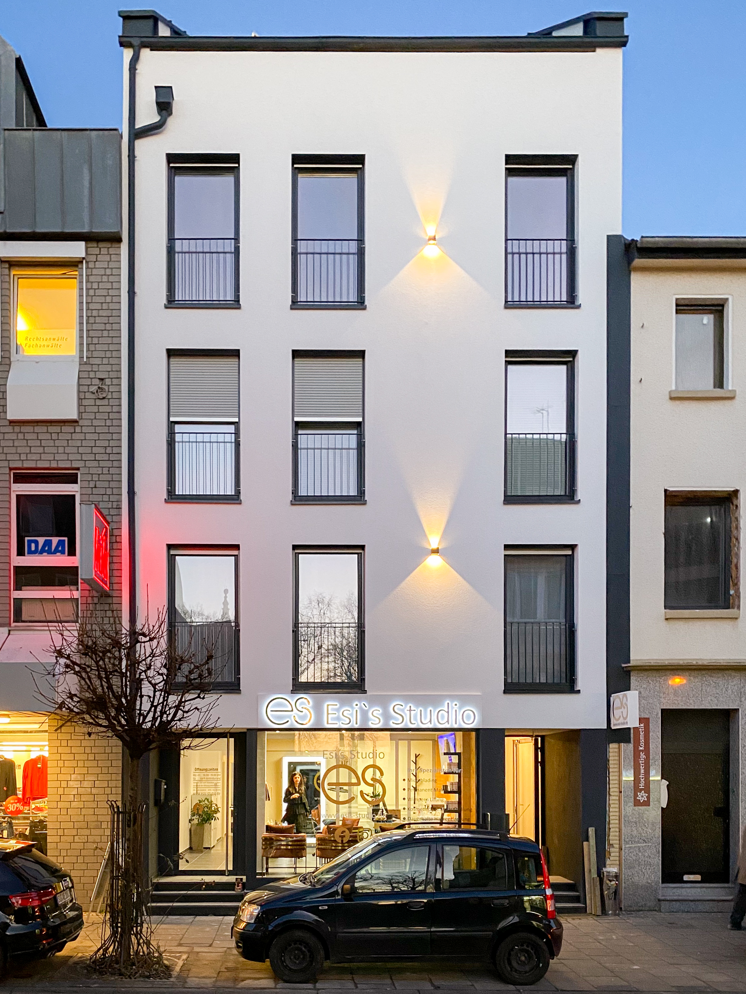 Die elegante Ansicht zur Straße hin - Neubau eines Mehrfamilienhauses in der Kaiserstraße in Siegburg.