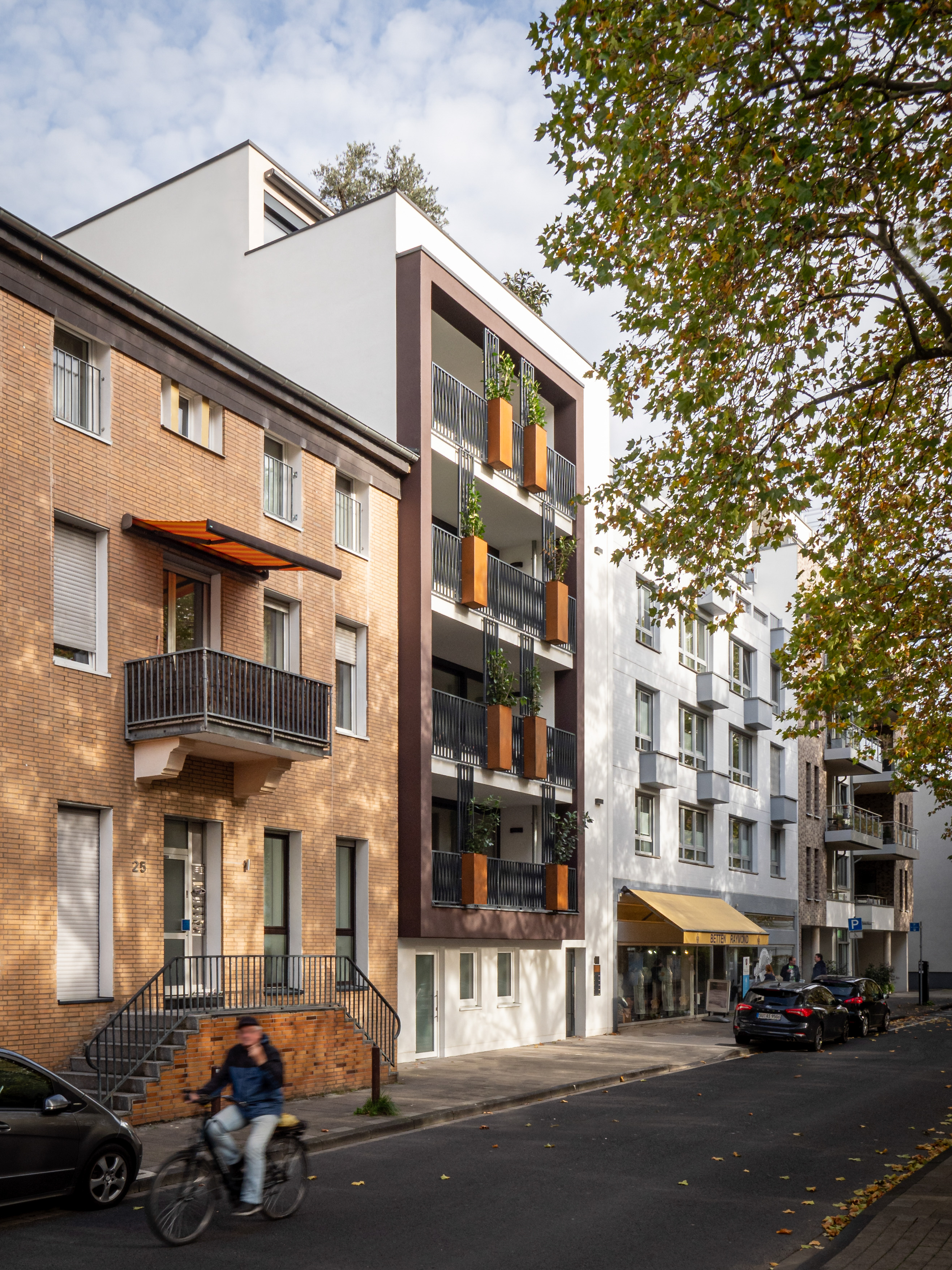 Die Fassade zur Straße mit ihren Loggien - Neubau eines Mehrfamilienhauses in Siegburg.