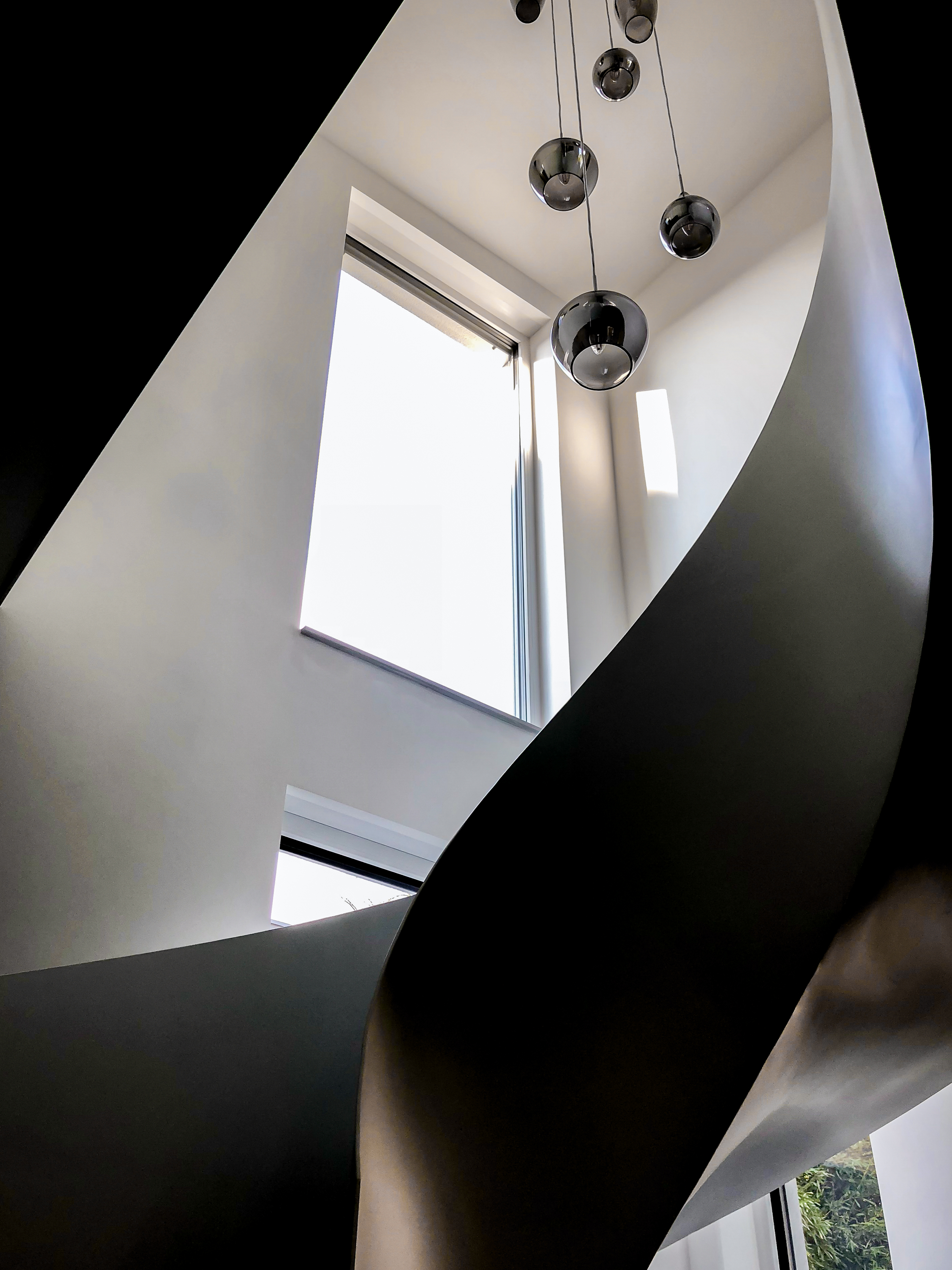 Der Blick durch das Treppenauge nach oben - Neubau eines Einfamilienhauses mit Einliegerwohnung in Köln-Dellbrück.