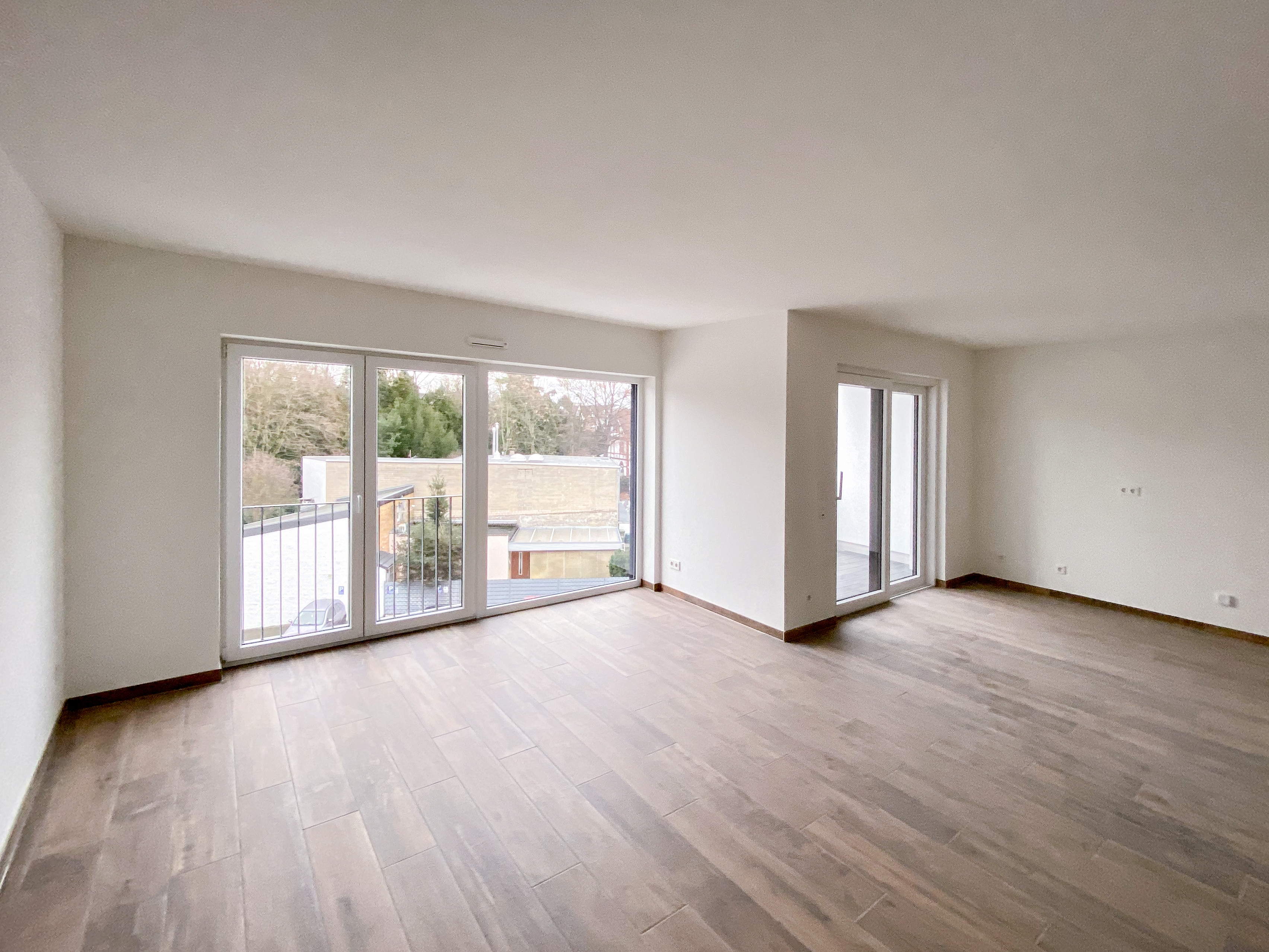 Wohnbereich mit Zugang zur Loggia - Neubau eines Mehrfamilienhauses in der Kaiserstraße in Siegburg.