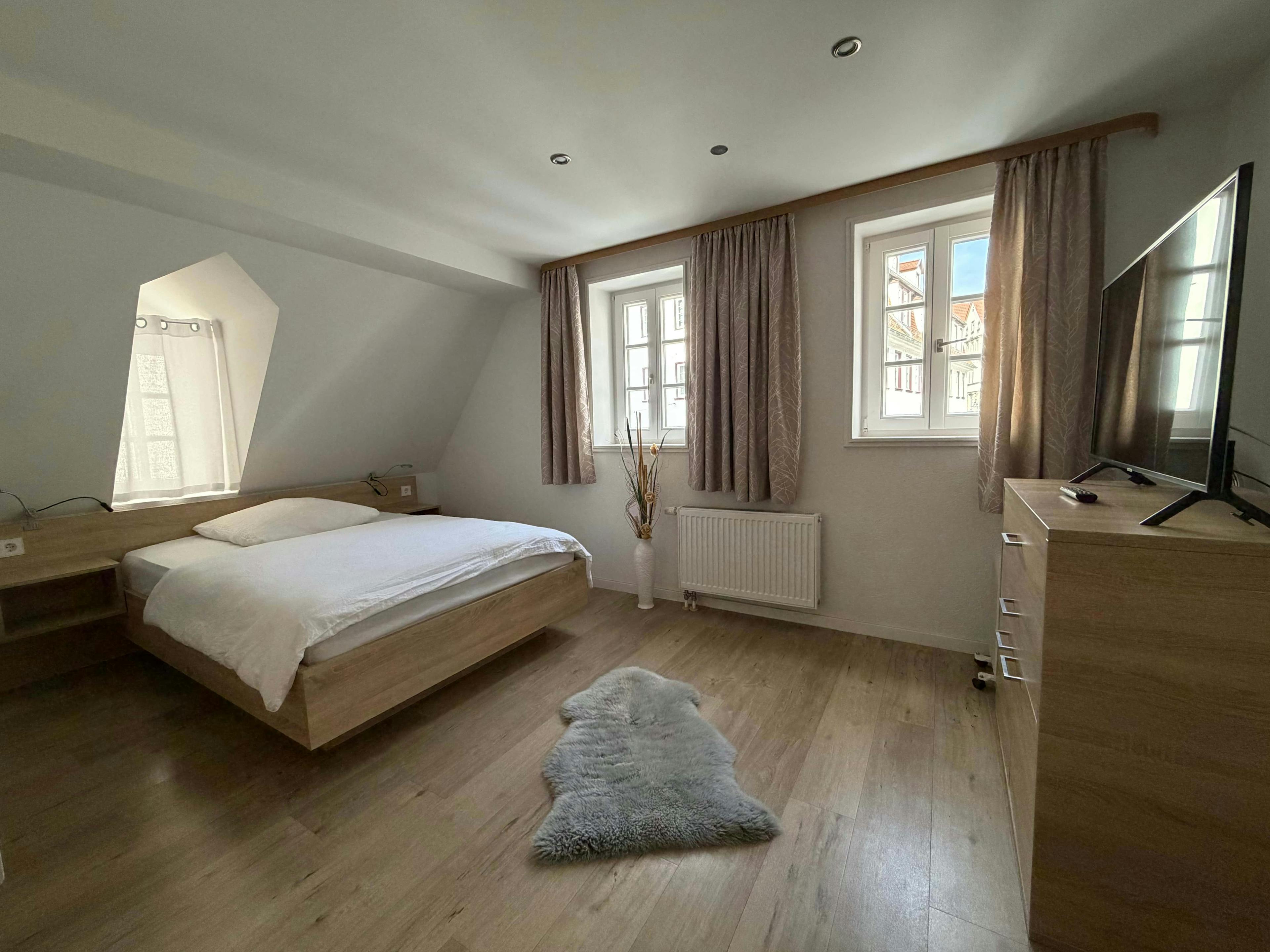 Ferienwohnung im Al Vecchio Mulino – Zimmer mit zwei Einzelbetten und moderner Kochnische in Stuttgart-Obertürkheim