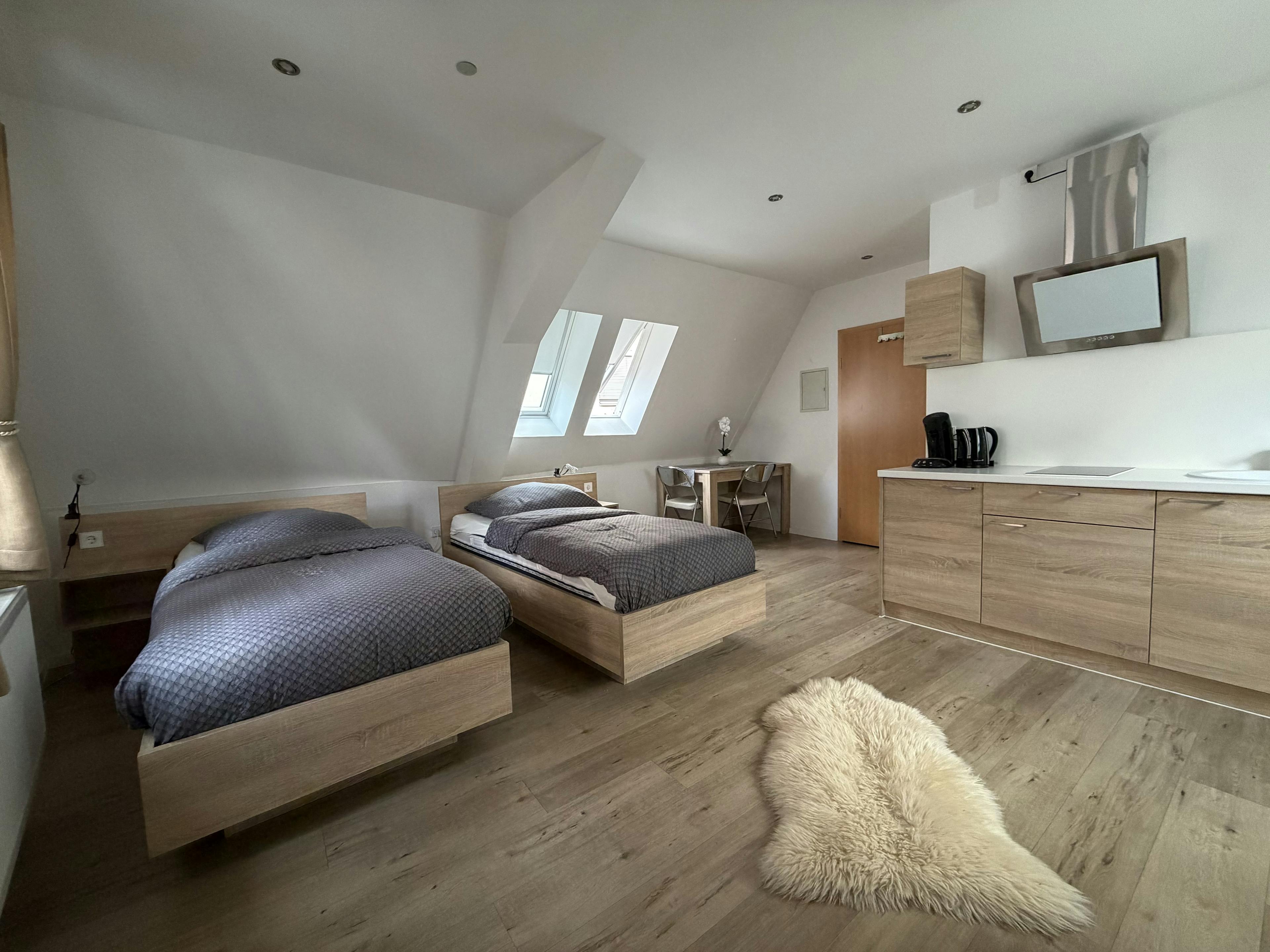 Ferienwohnung im Al Vecchio Mulino – Zimmer mit zwei Einzelbetten und moderner Kochnische in Stuttgart-Obertürkheim