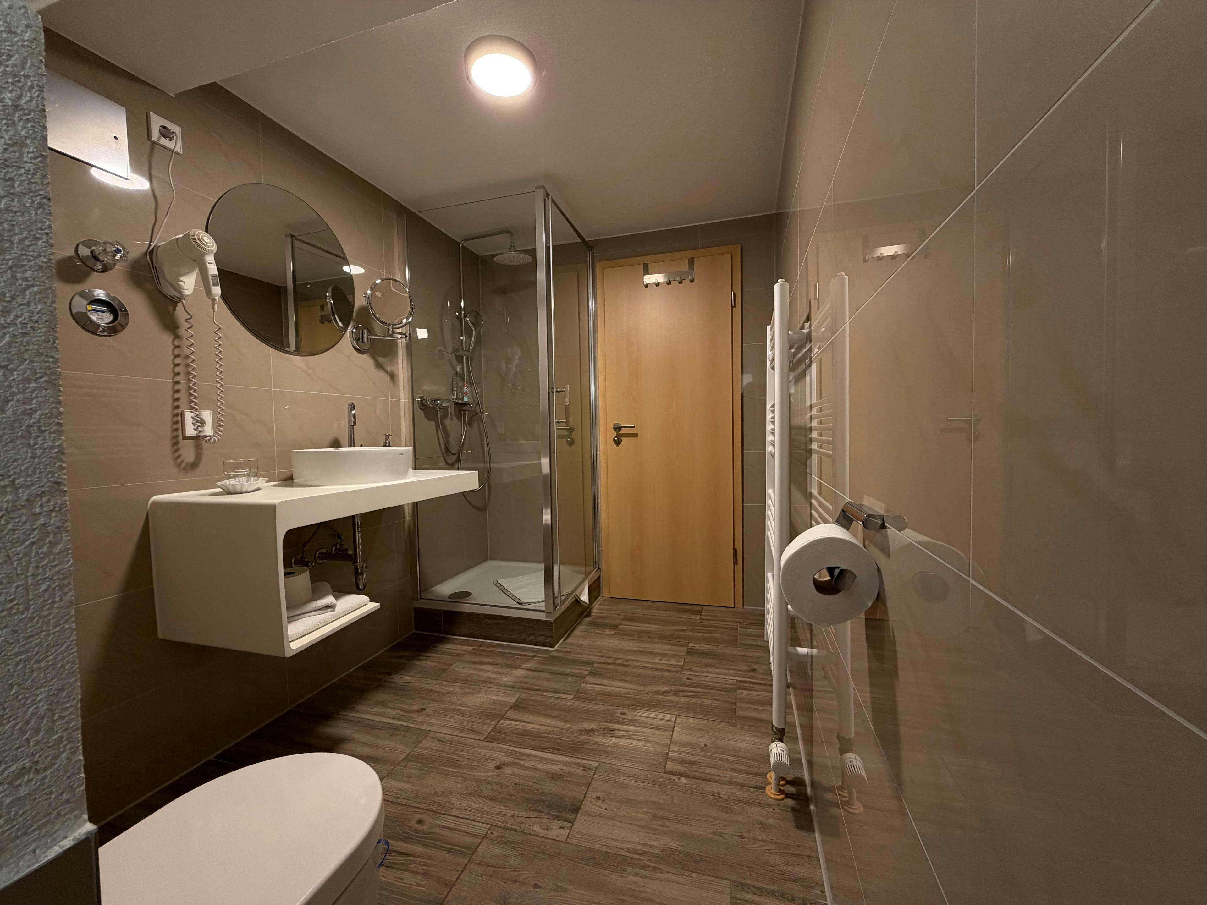 Ferienwohnung im Al Vecchio Mulino – Zimmer mit zwei Einzelbetten und moderner Kochnische in Stuttgart-Obertürkheim