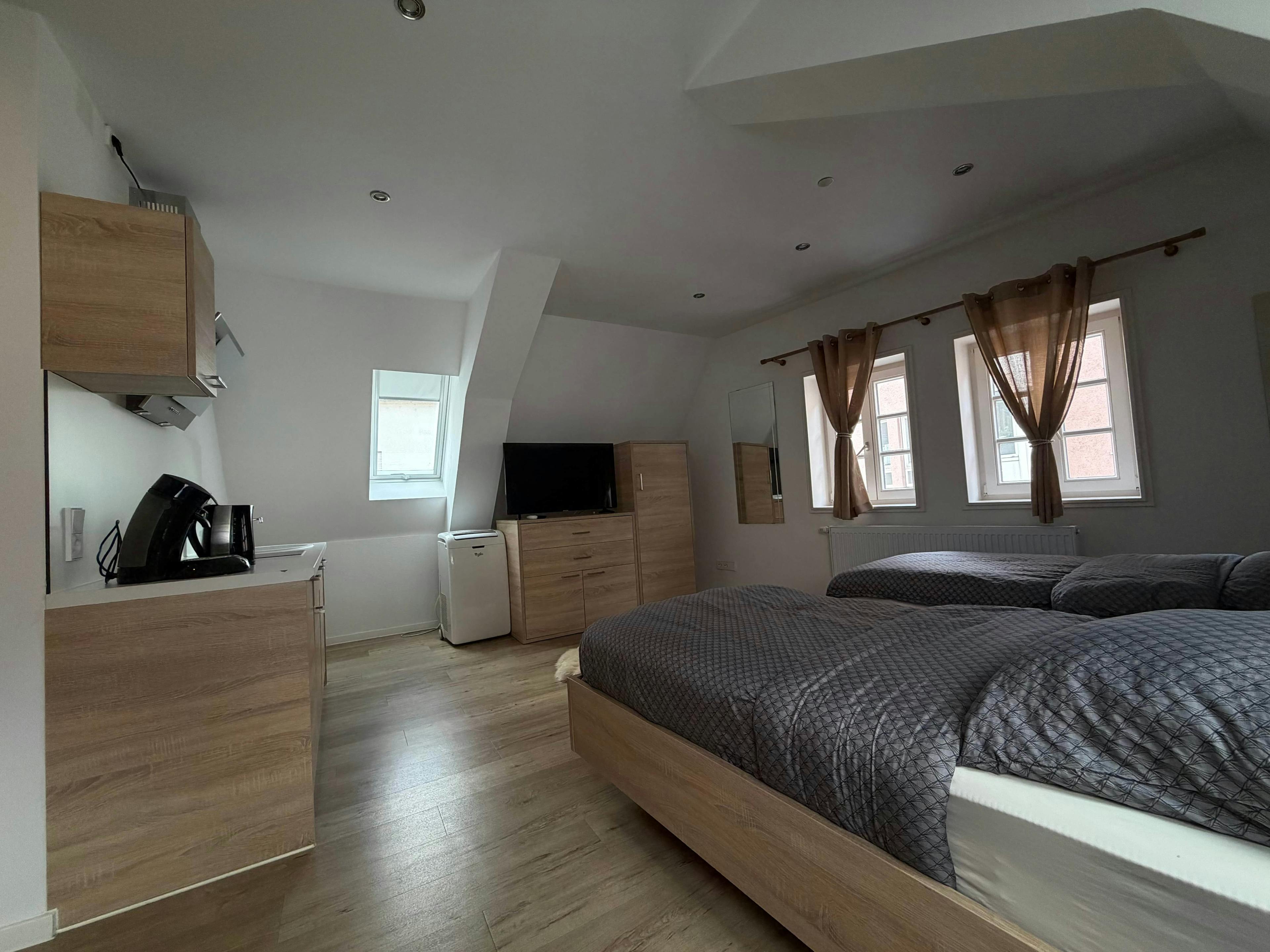 Ferienwohnung im Al Vecchio Mulino – Zimmer mit zwei Einzelbetten und moderner Kochnische in Stuttgart-Obertürkheim