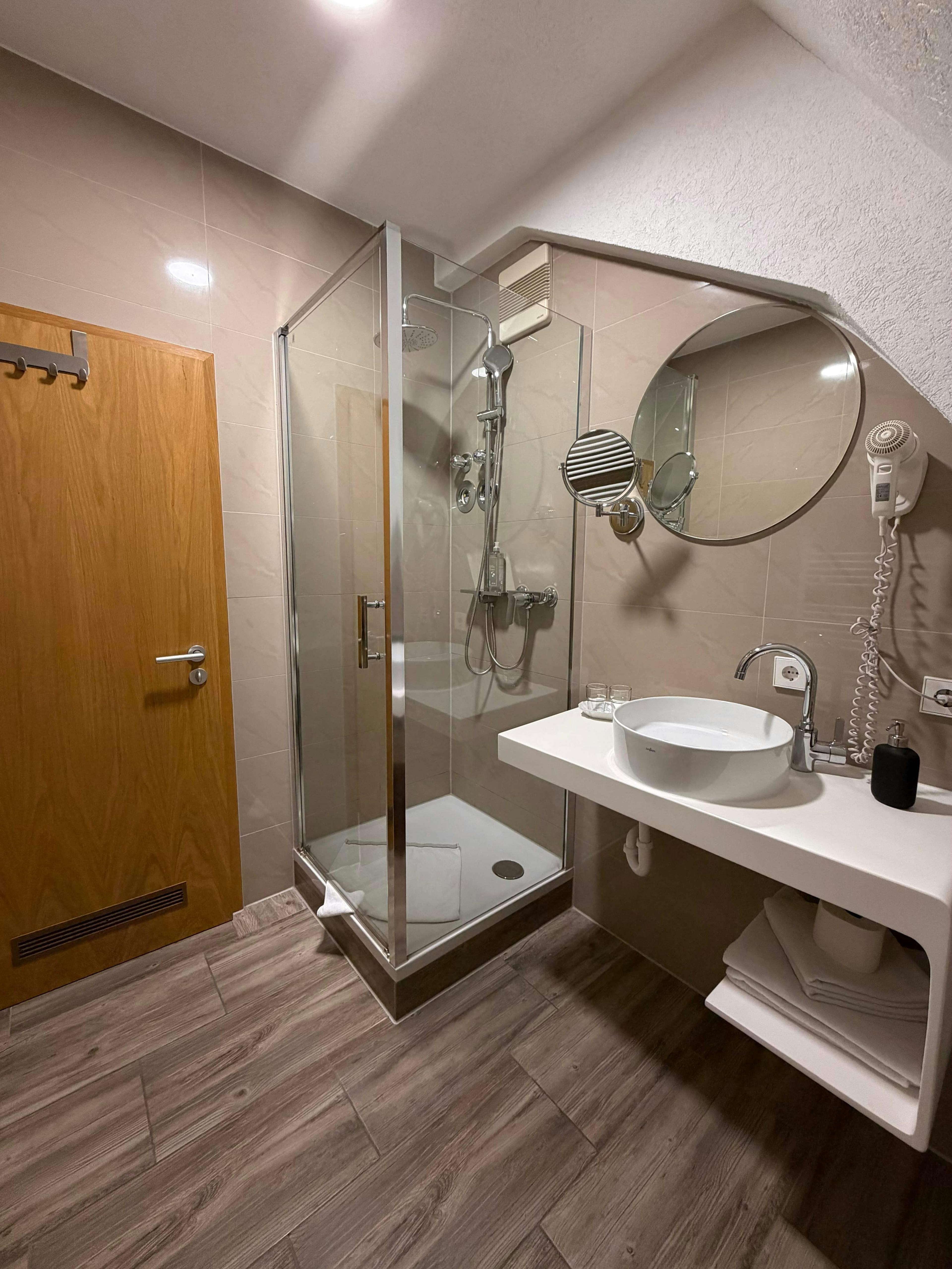 Ferienwohnung im Al Vecchio Mulino – Zimmer mit zwei Einzelbetten und moderner Kochnische in Stuttgart-Obertürkheim