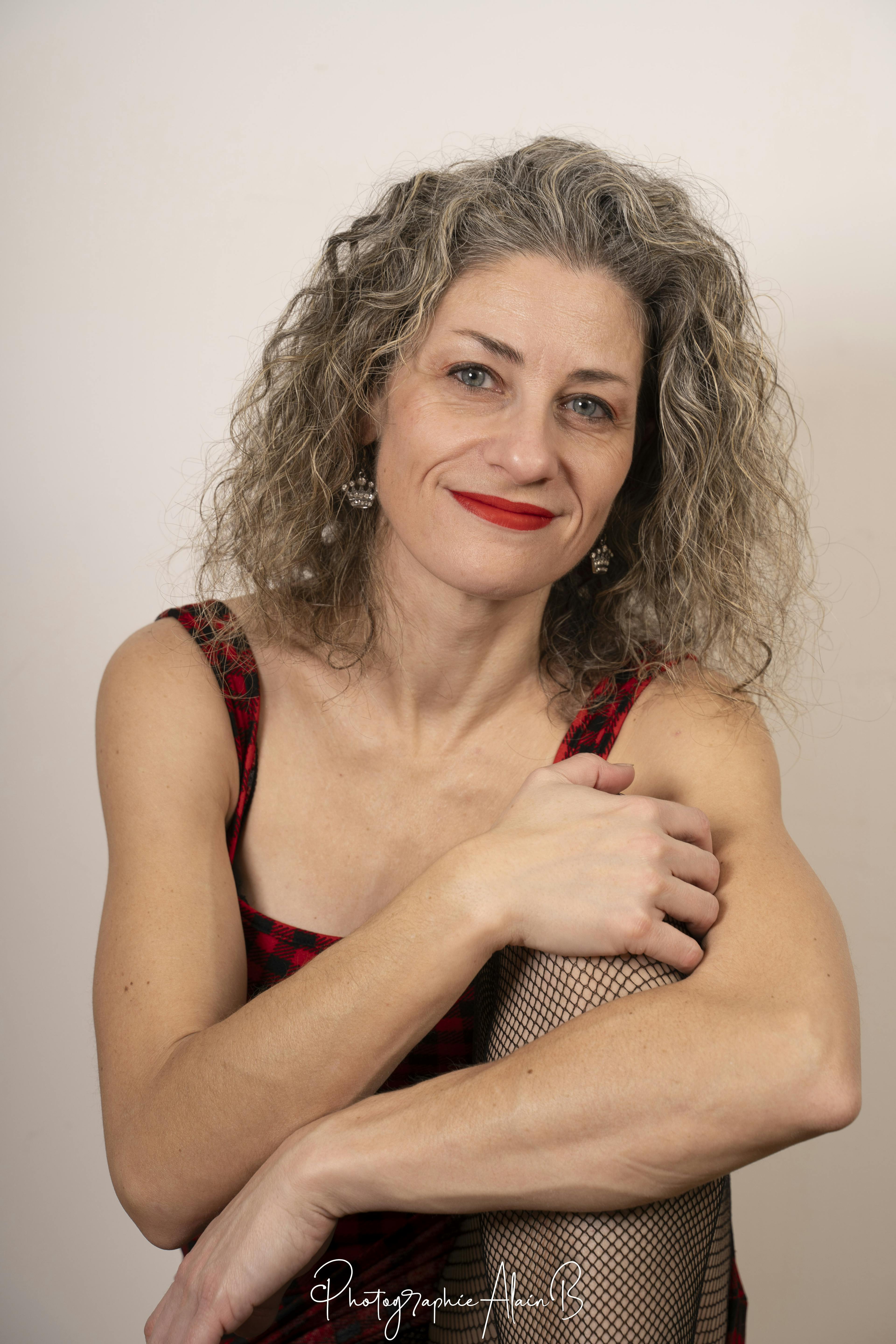 Emilie pose sur chaise