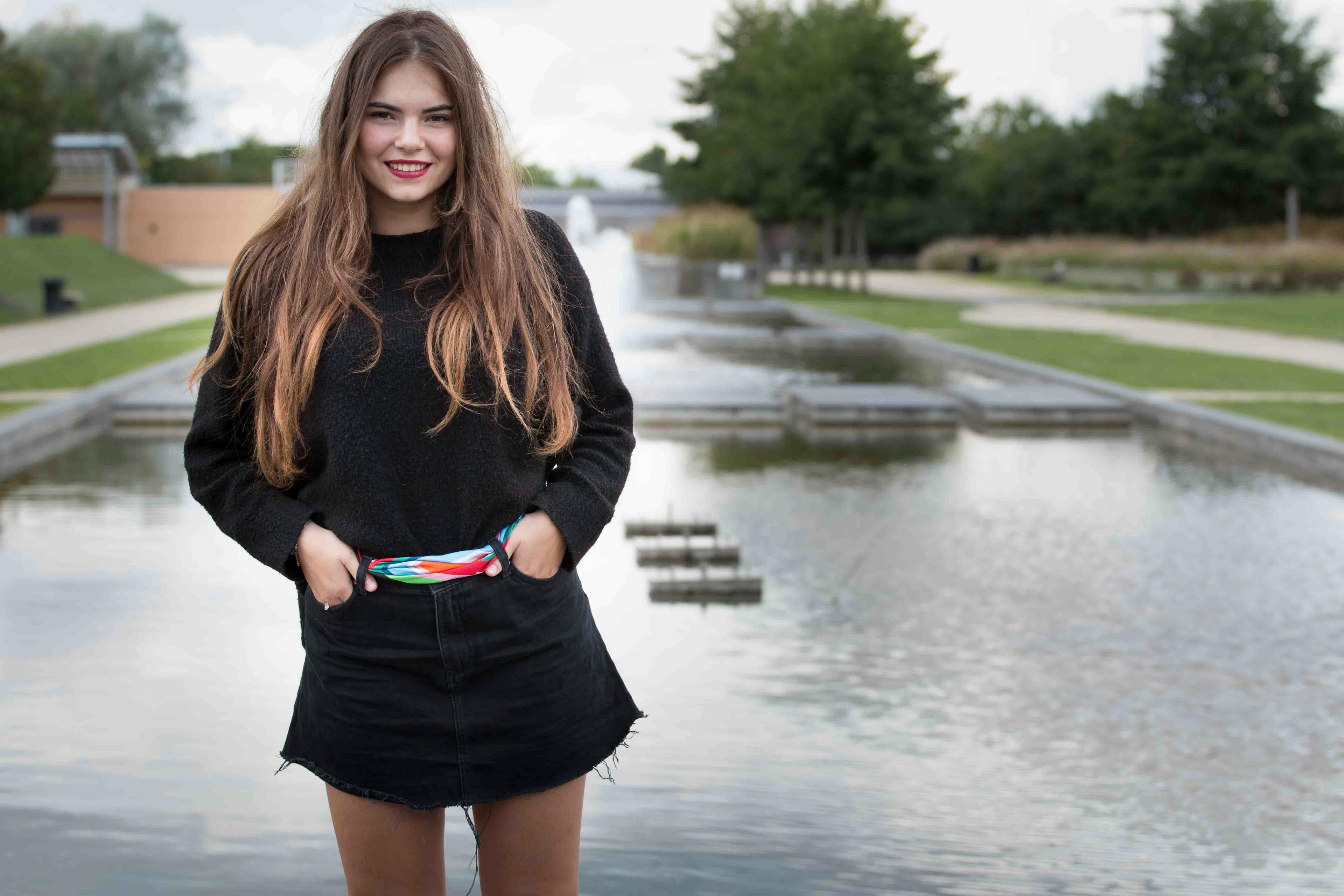 Portrait de Manon dans un parc