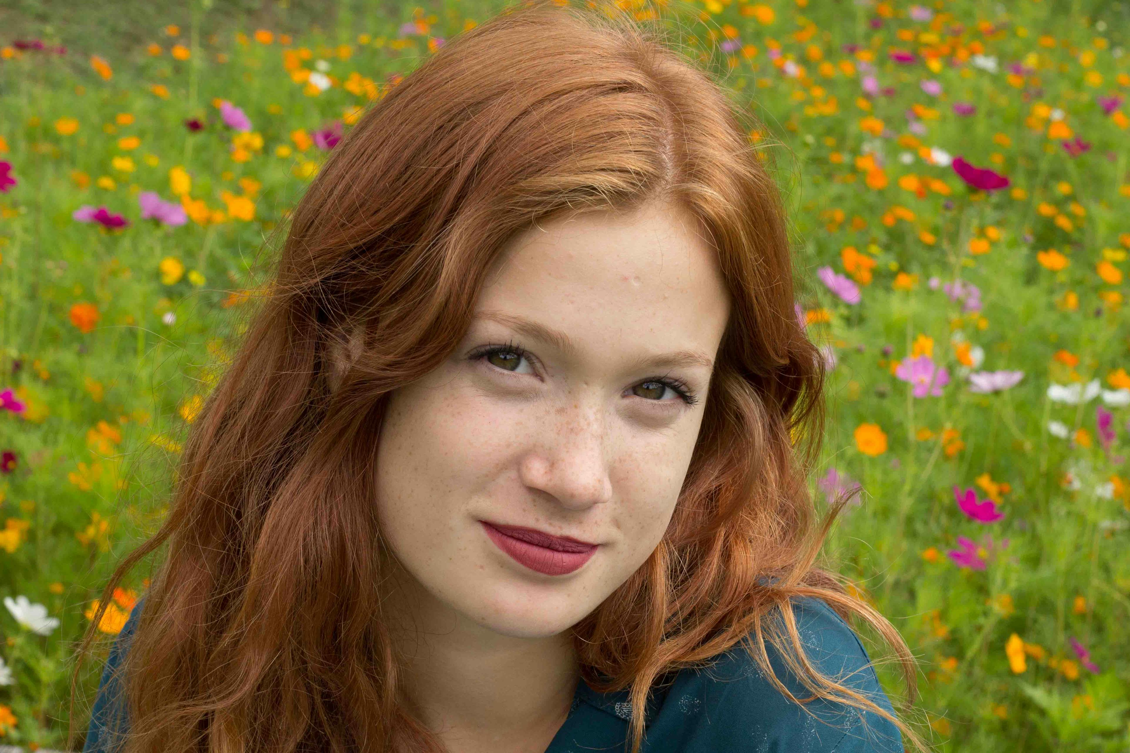 Portrait de Camille dans un parc