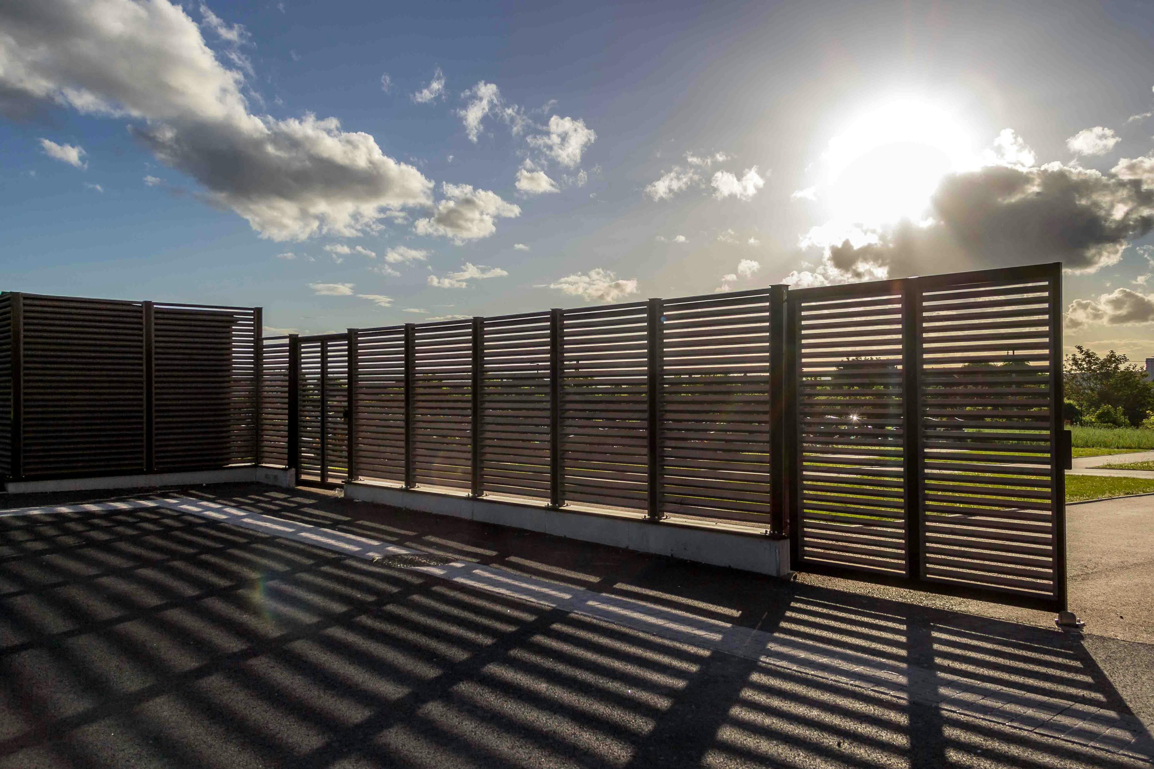 Grilles et contre-jour au cimetière d'Eragny