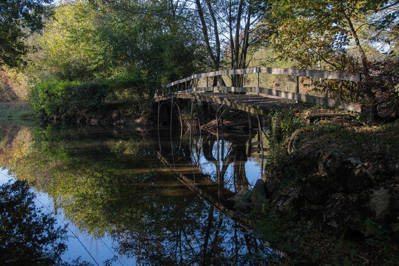Le petit pont traversant le Brenlin au Moulin de Béon