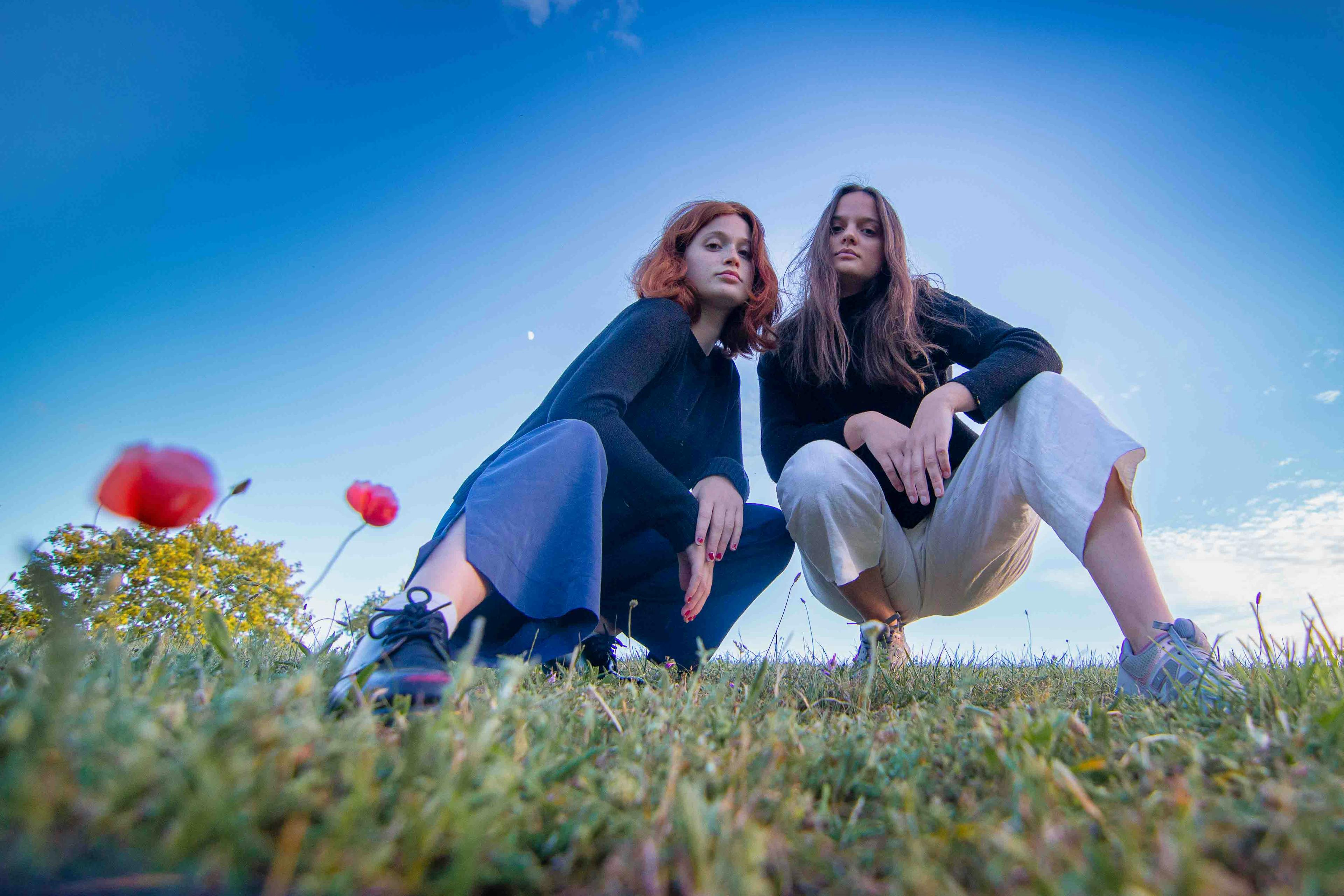 Portrait extérieur en contre-plongée