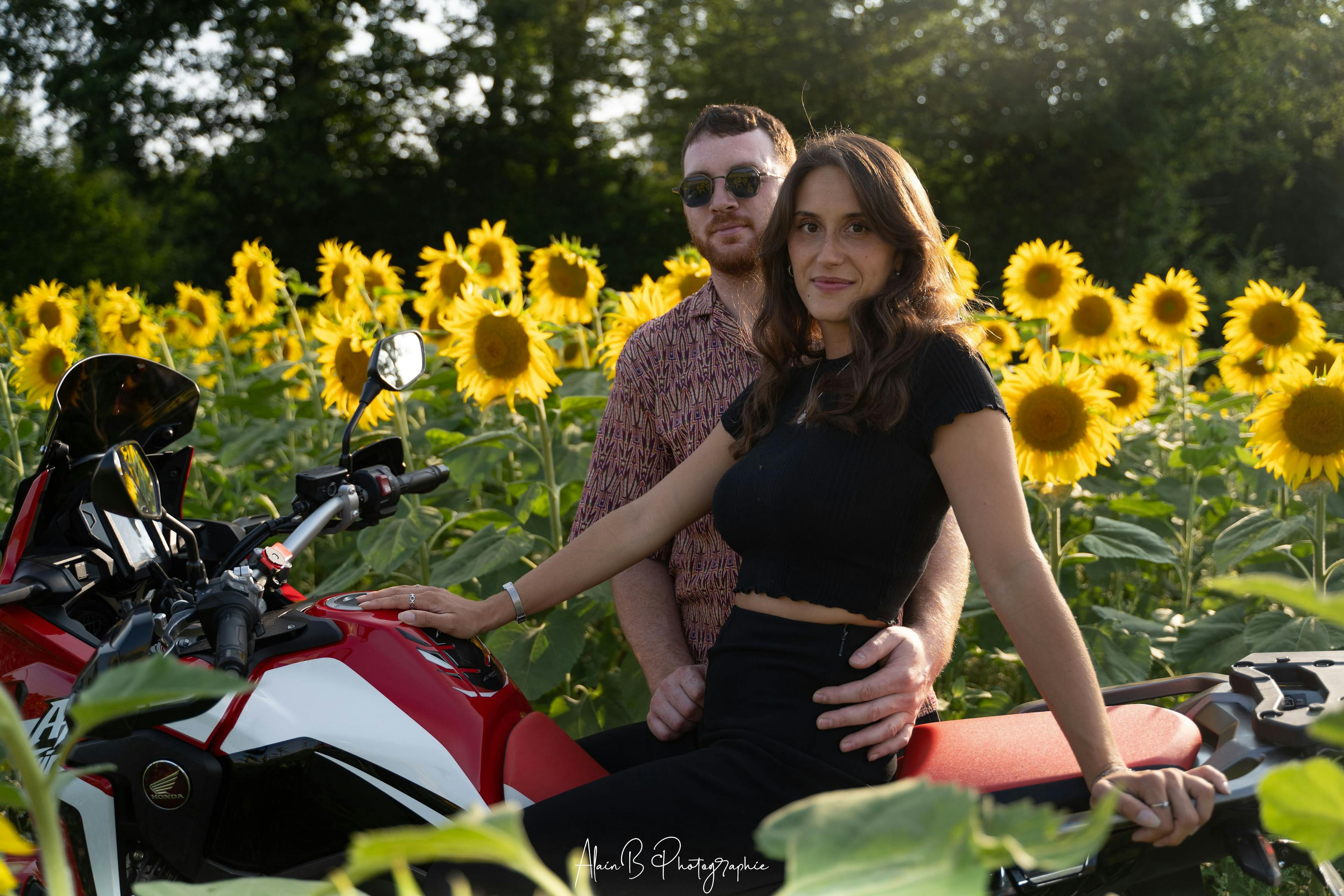 Maud & Jeremy moto dans champ de tournesol