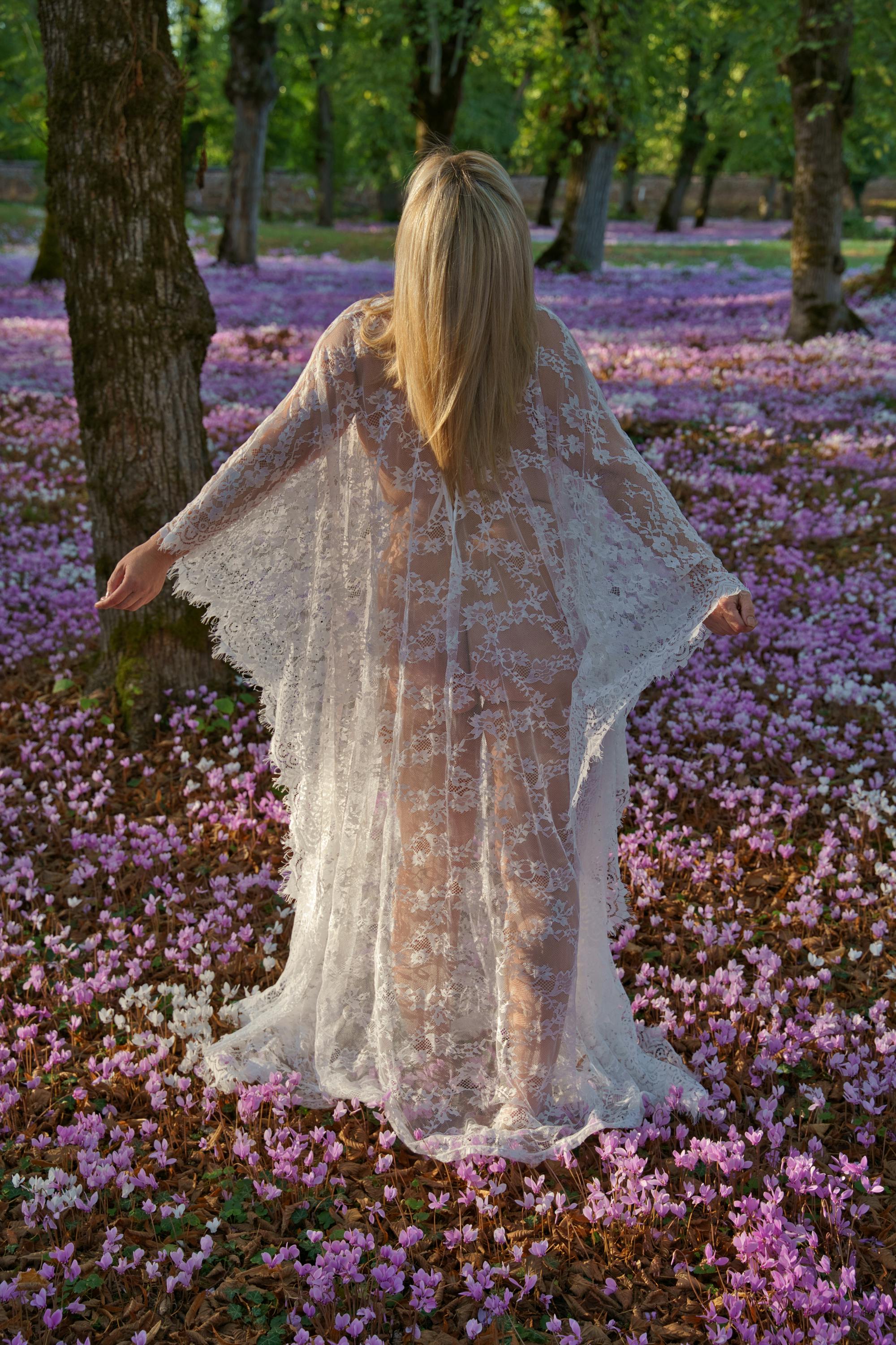 Nathalie L sur un parterre de cyclamens