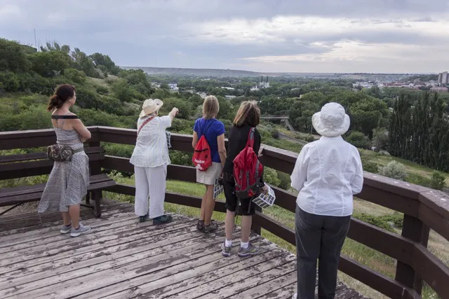 Photo of people looking onto Medicine Hat. Photo credit: Len Moser.