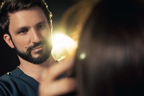 Comment bien choisir son chirurgien plasticien, expliqué par le Dr Mertens