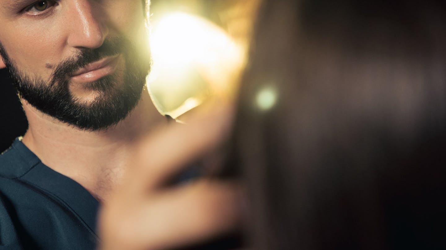 Comment bien choisir son chirurgien plasticien, expliqué par le Dr Mertens