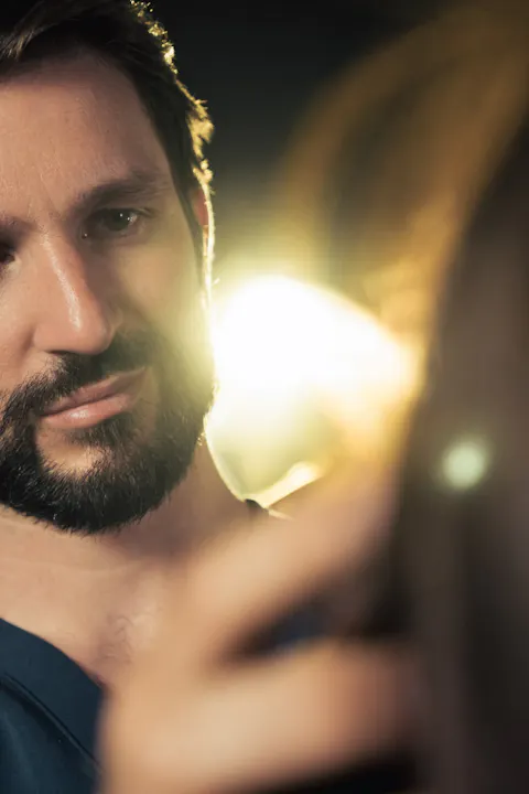 Comment bien choisir son chirurgien plasticien, expliqué par le Dr Mertens