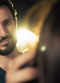 Comment bien choisir son chirurgien plasticien, expliqué par le Dr Mertens