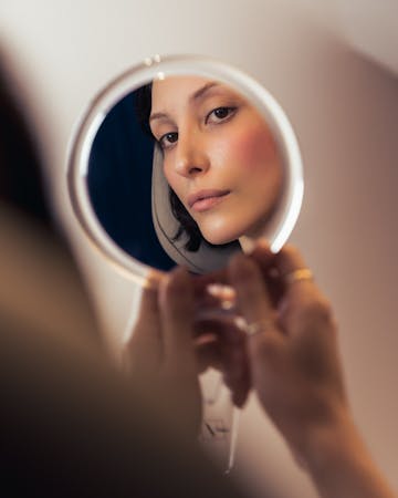 Un regard rajeuni, pétillant & un visage adouci grâce à la blépharoplastie inférieure par le Dr. Alexandre Mertens à Lyon Vienne