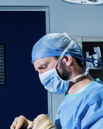 Hypertrophie mammaire : causes et objectifs de la chirurgie de réduction à la clinique trenel à Vienne