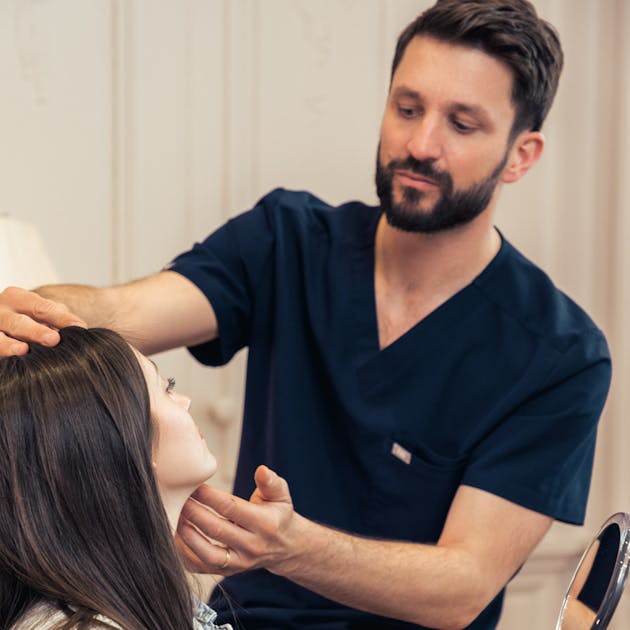 Une prise en charge complète et précise de votre visage par la Dr. Alexandre Mertens à Lyon Vienne