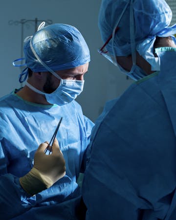 L’approche du Dr Mertens pour embellir le regard et restaurer tout son potentiel réside dans la combinaison savante et novatrice de techniques légères – préservatrices ou correctrices –, et de gestes chirurgicaux précis et minutieux à Lyon Vienne