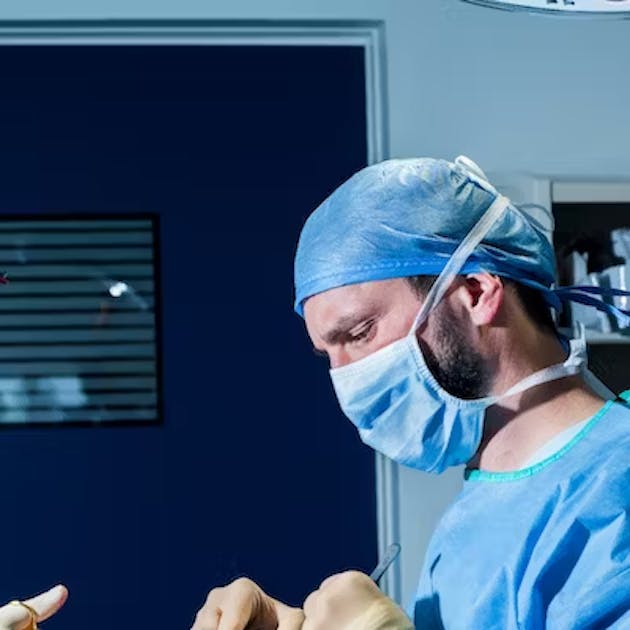 Correction augmentation mammaire ratée