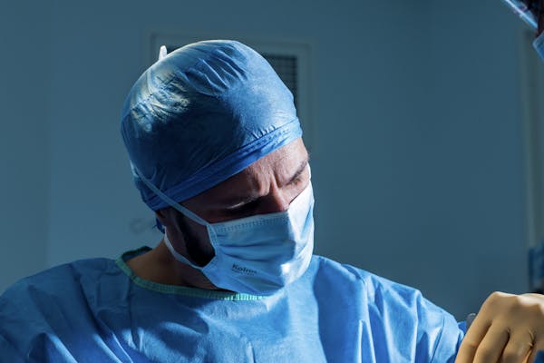 La correction de la ptose implique des cicatrices