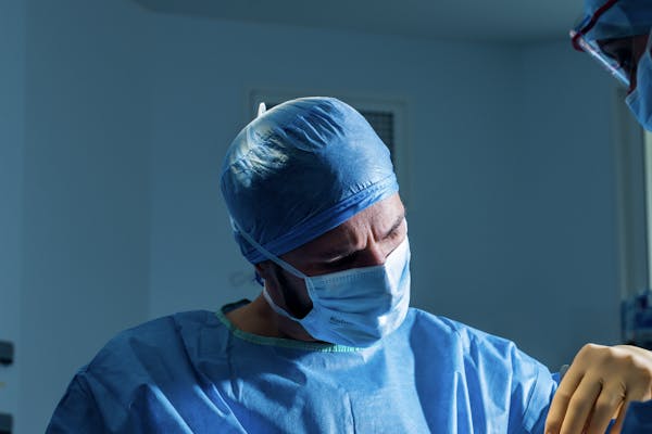 Dr Mertens en bloc chirurgien esthetique lyon vienne