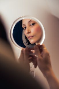Une solution simple, rapide, efficace et sur mesure pour redonner de la plénitude au visage, sans chirurgie : résultat d'un lifting médical par acide hyaluronique à Lyon Vienne par le Dr. Alexandre Mertens