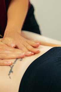 Vous accompagner dans la prise en charge de votre silhouette, c’est aussi revenir à l’essentiel : le massage.