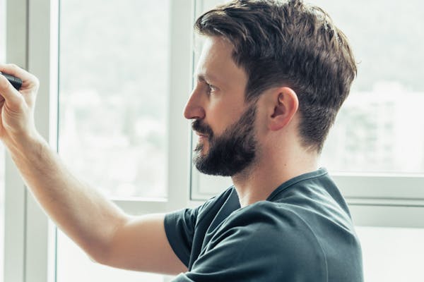 Consulter un chirurgien qualifier et expert du sein est crucial.