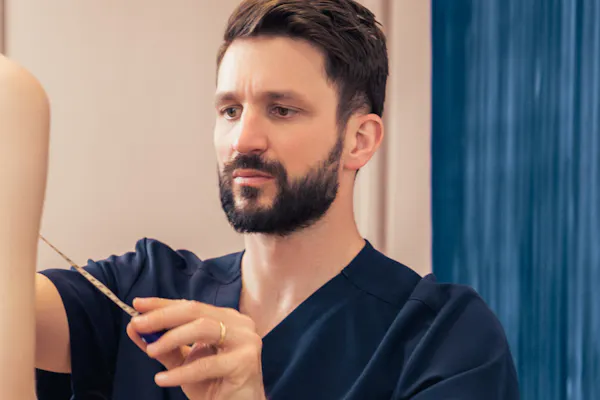 Chirurgien en consultation avec une patiente qui souhaite avoir recours à la chirurgie esthétique pour ses seins.