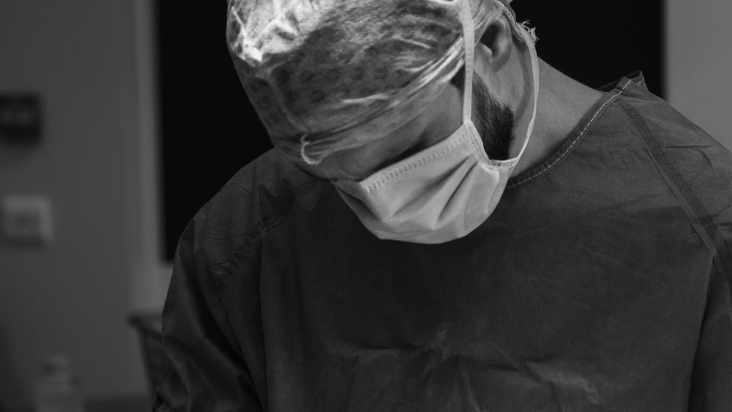 Intervention augmentation mammaire par prothèses par le Dr. Alexandre Mertens