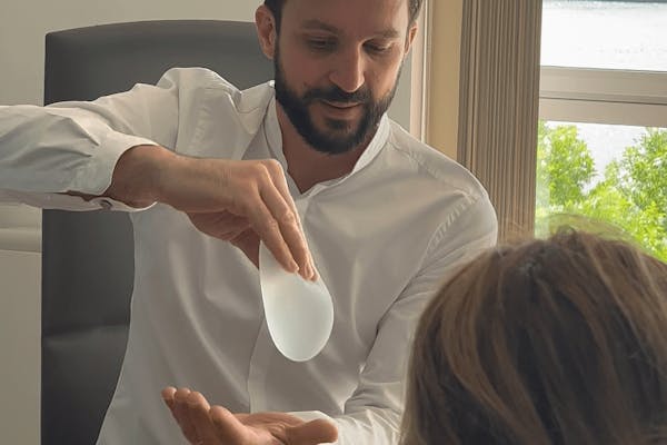 Les implants modernes sont conçus pour être résistants donc les cas de rupture sont assez rares.