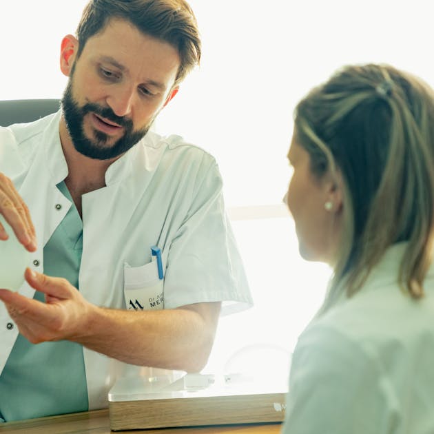 Explication de la chirurgie pour une augmentation Mammaire & lifting des seins par le Dr. Alexandre Mertens