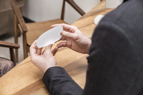 Le gel cohésif de silicone qu'ils contiennent est extrêmement souple et se répartit de manière naturelle