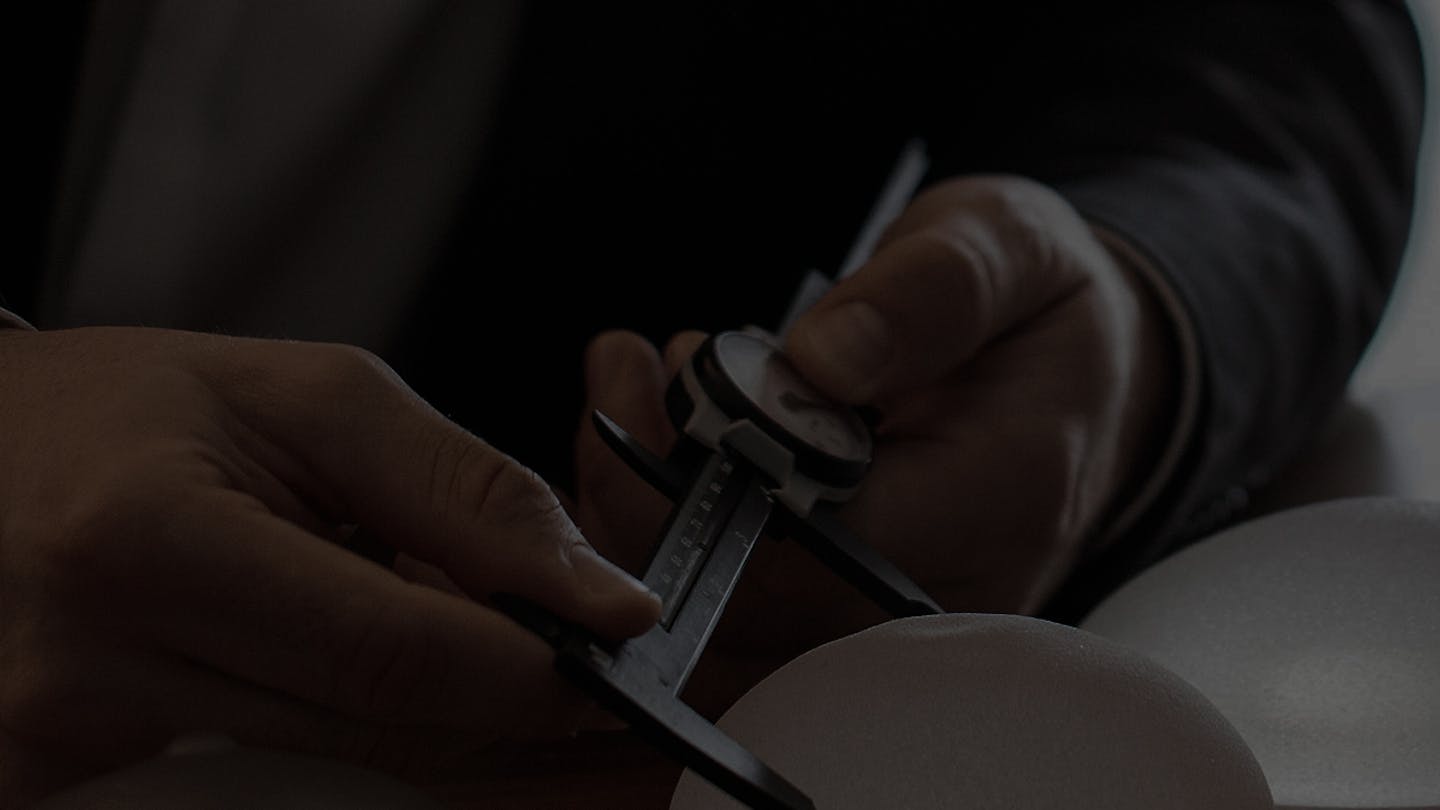 Lifting mammaire avec implants par le Dr. Alexandre Mertens