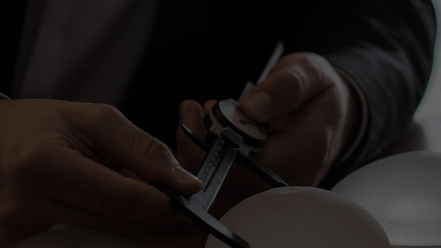 L’augmentation mammaire par implants par le Dr. Alexandre Mertens