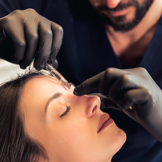 Rhinoplastie médicale : corrigez la forme de votre nez sans chirurgie grâce aux injections d'acide hyaluronique par le Dr. Alexandre Mertens à Lyon Vienne