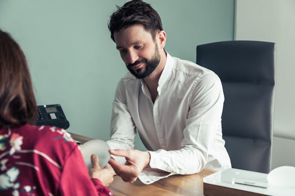 Fixation du sillon sous mammaire pour une symétrie optimale