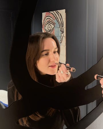 Les injections d'acide hyaluronique dans les lèvres peuvent être utilisées pour traiter plusieurs zones spécifiques de la bouche par le D. Alexandre Mertens à Lyon Vienne