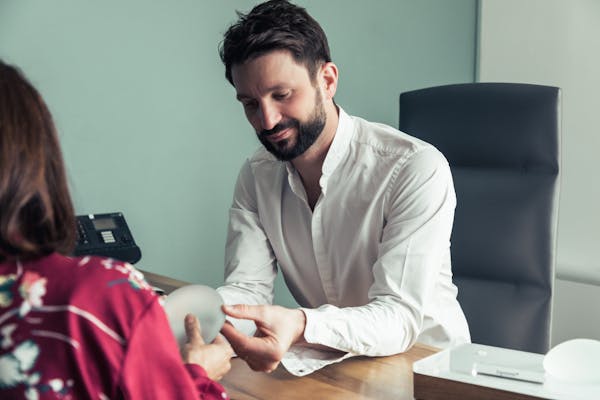 consultation prothèse mammaire avec le docteur Alexandre mertens