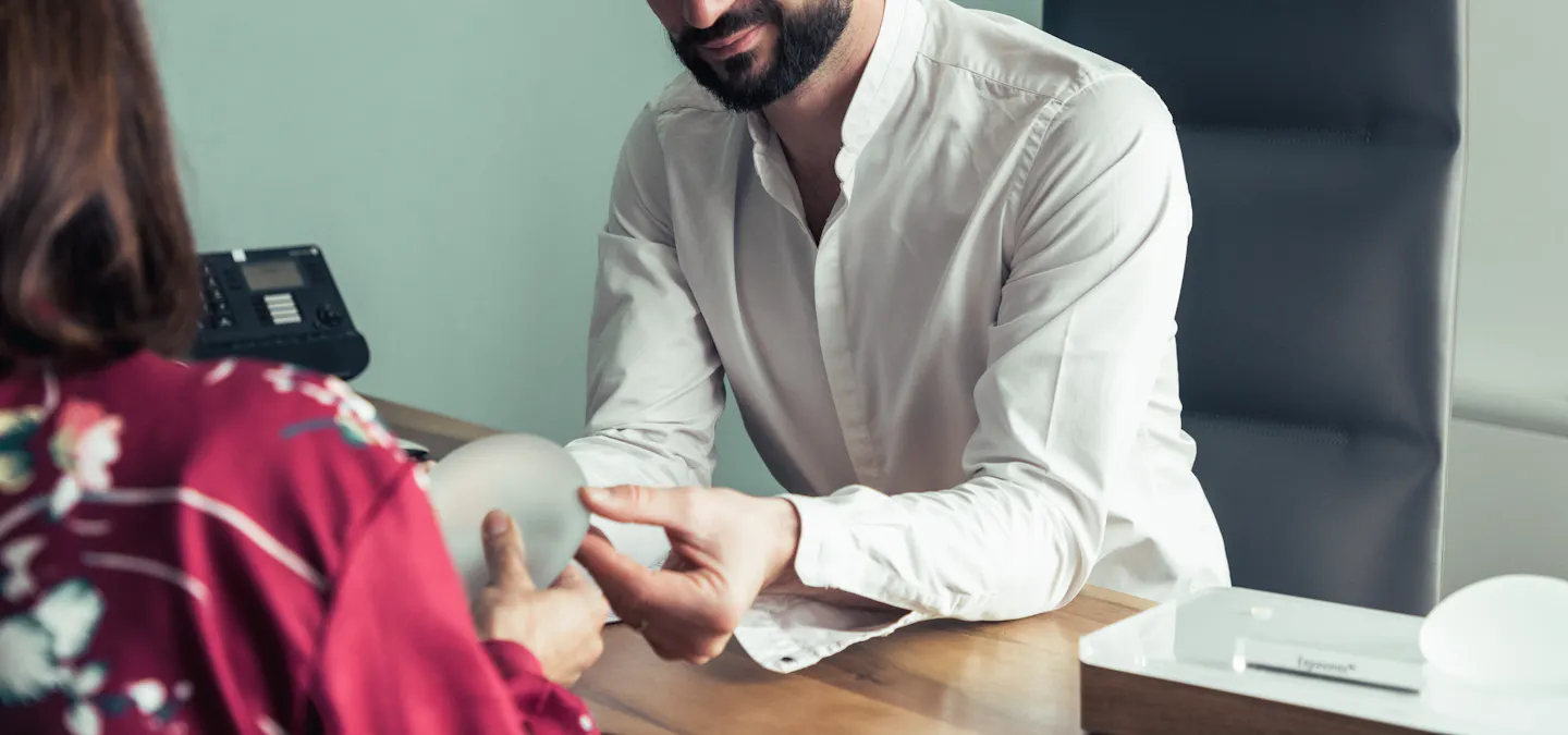 seins tombants et prothèses mammaires | Dr. Alexandre Mertens